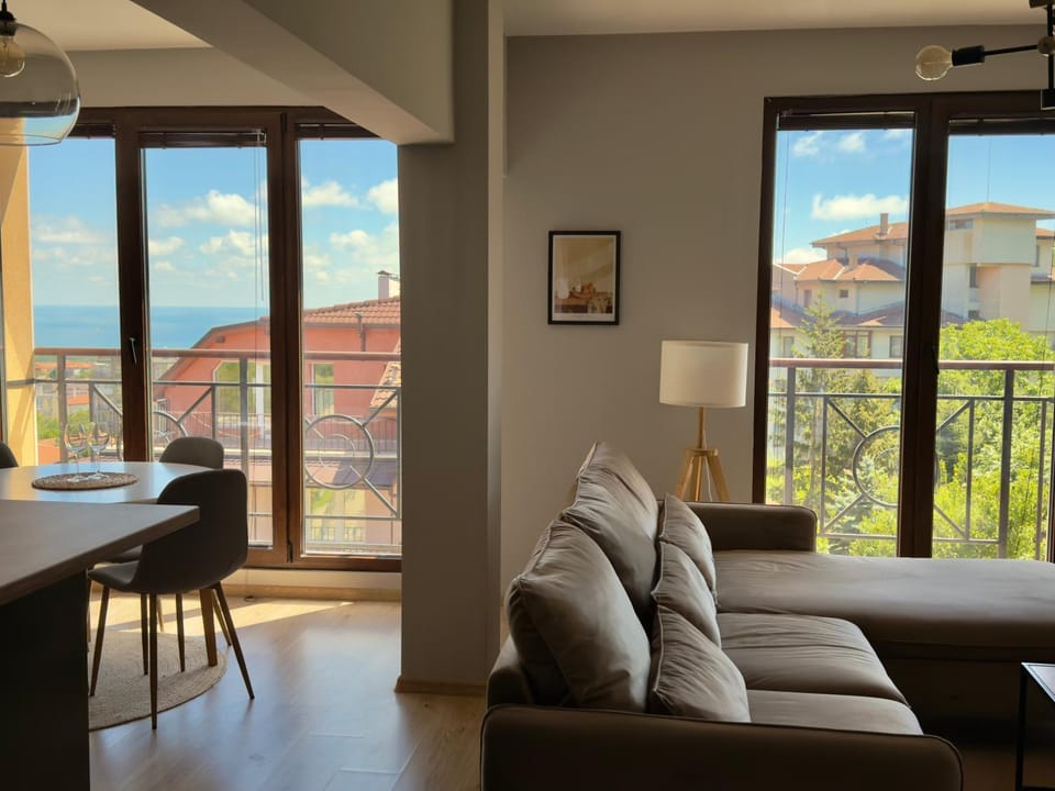 Large Luxury Holiday Apartment with Sea Views, Pool, Gym & Free Parking Apartment in Varna