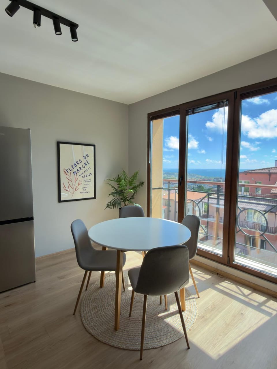 Large Luxury Holiday Apartment with Sea Views, Pool, Gym & Free Parking Apartment in Varna