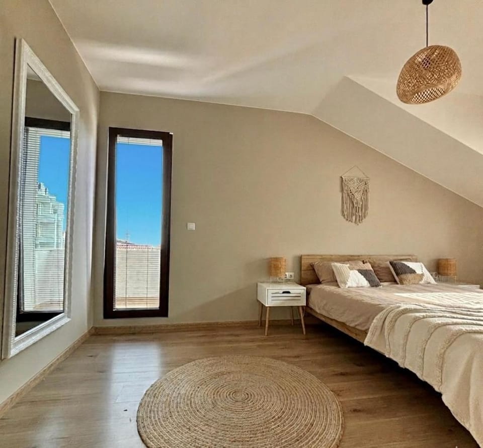 Large Luxury Holiday Apartment with Sea Views, Pool, Gym & Free Parking Apartment in Varna
