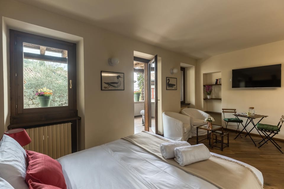 Bed, TV and multimedia, Living room, Seating area, Bedroom