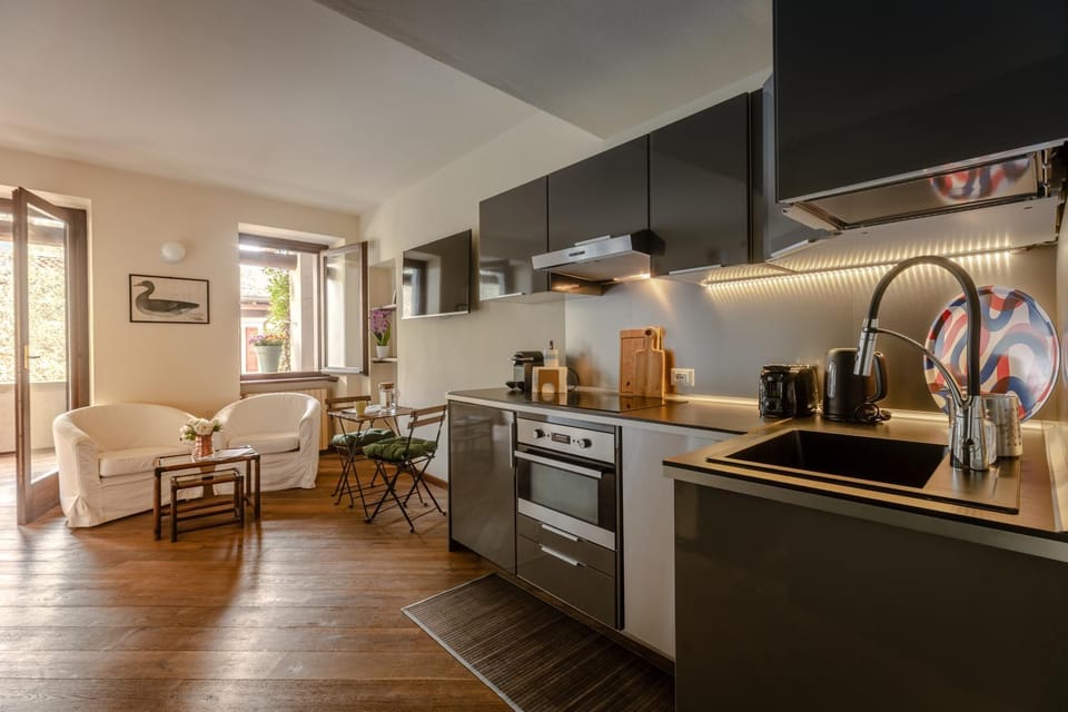 Coffee/tea facilities, Kitchen or kitchenette, Dining area, dishwasher, oven, stove, toaster