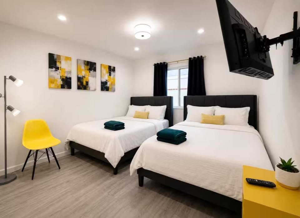 2BR Private Home - Free Parking Wifi & Utilities - Near Universal - Pets Allowed Apartment in North Hills