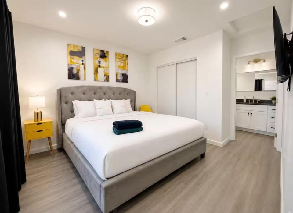 2BR Private Home - Free Parking Wifi & Utilities - Near Universal - Pets Allowed Apartment in North Hills
