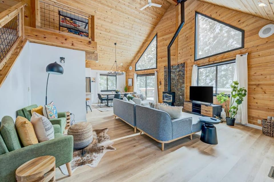 Cozy-Chic Mountain Getaway in the Heart of Truckee House in Truckee
