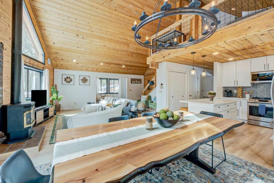 Cozy-Chic Mountain Getaway in the Heart of Truckee House in Truckee