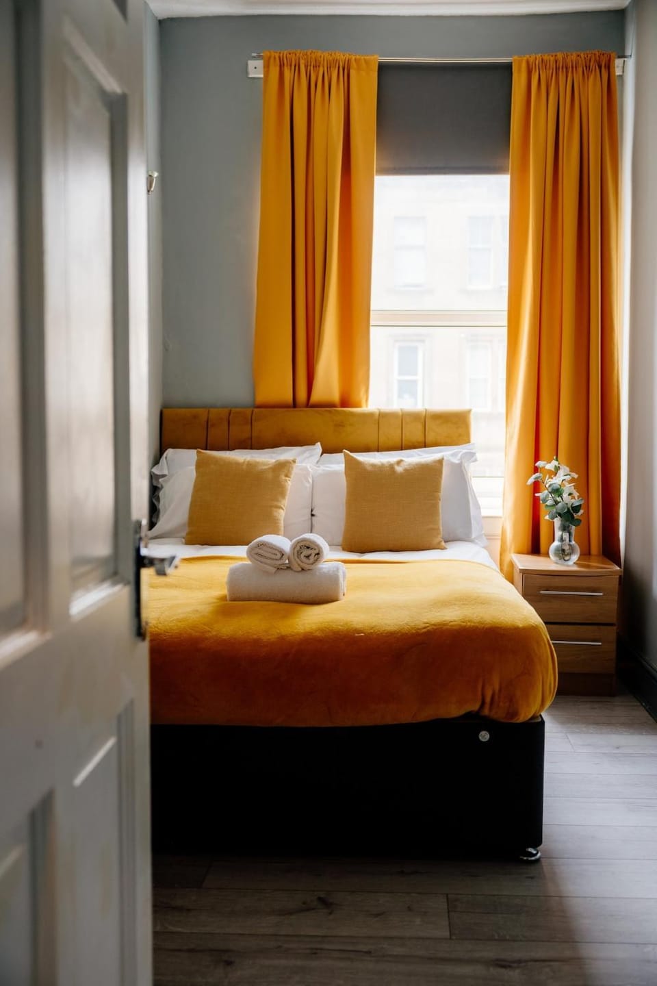 The Tartan Residence Sleep 6, City Centre! Apartment in Edinburgh