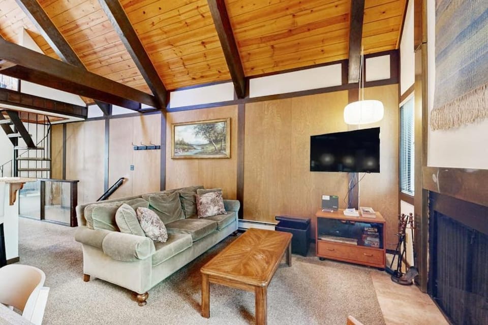 Conveniently located family-friendly escape near IV Rec Center & free Wifi House in Incline Village