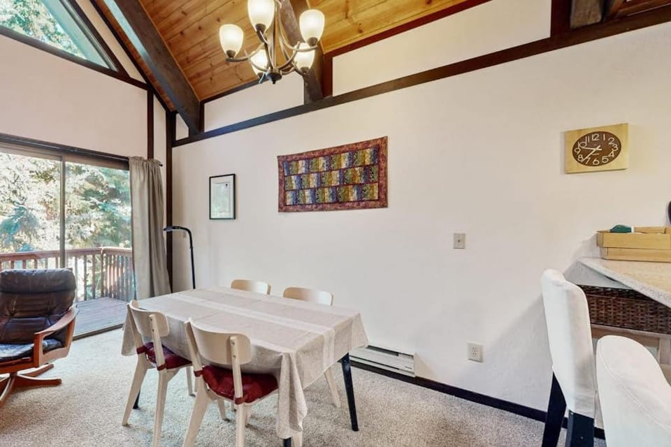 Conveniently located family-friendly escape near IV Rec Center & free Wifi House in Incline Village