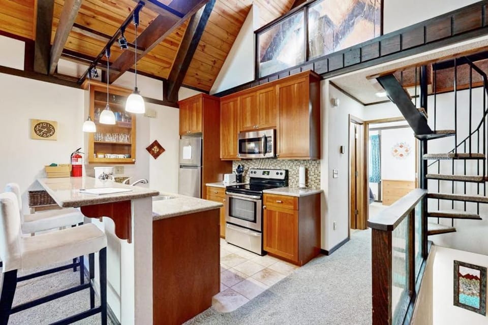 Conveniently located family-friendly escape near IV Rec Center & free Wifi House in Incline Village