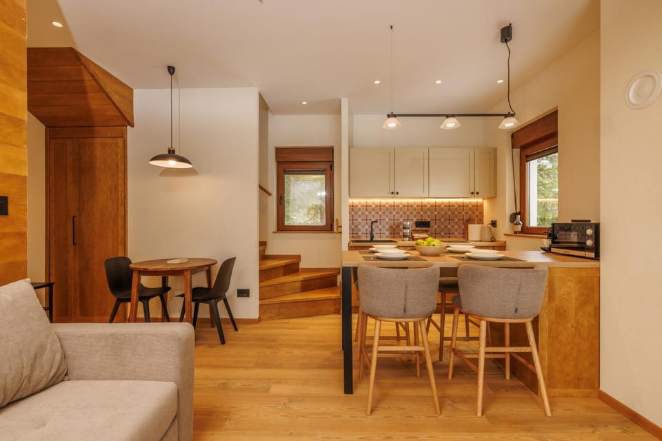 Kitchen or kitchenette, Seating area, Dining area