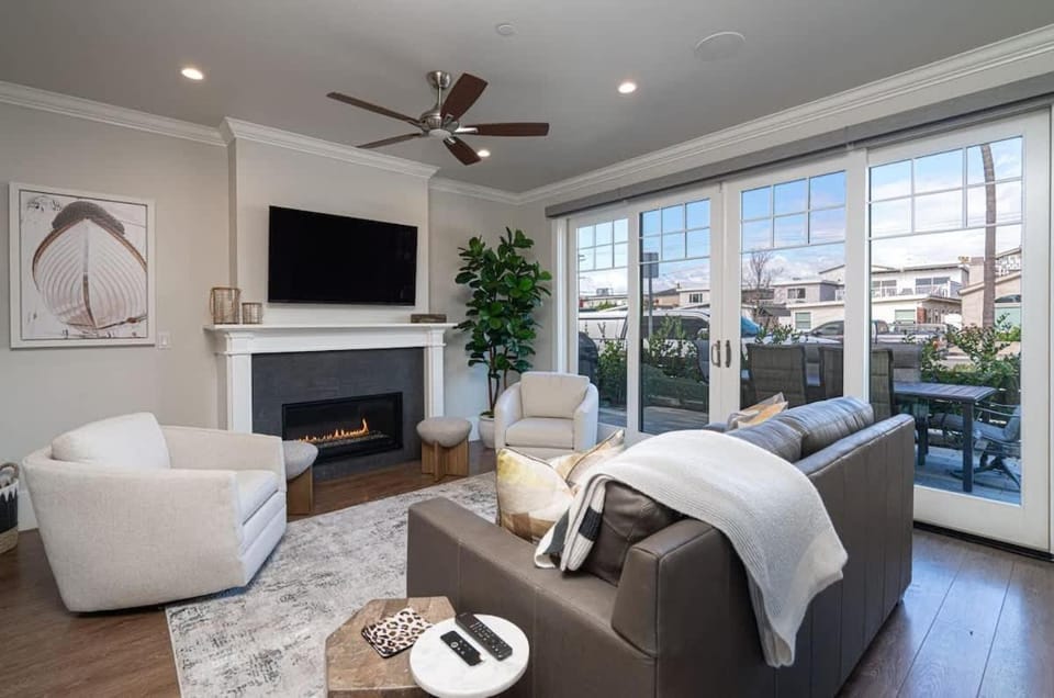 1225 W Balboa Blvd A & B - Coastal Luxury- Remodeled Duplex withRooftop Deck House in Balboa Peninsula