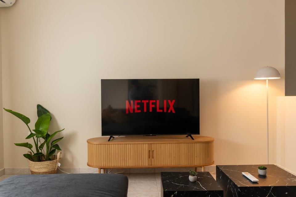 Communal lounge/ TV room, TV and multimedia, Living room, Seating area, Evening entertainment
