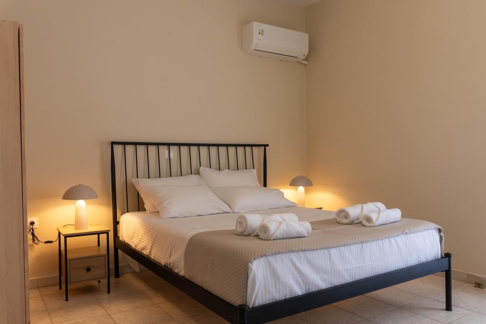 Bed, Photo of the whole room, Bedroom, towels, air conditioner