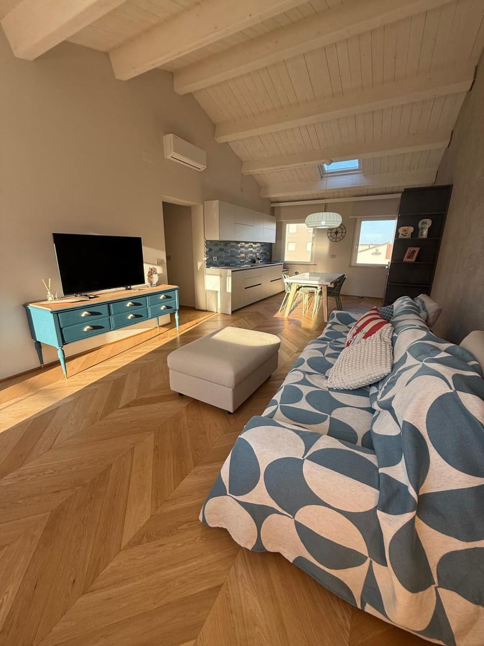Communal lounge/ TV room, Bed, TV and multimedia, Living room, Photo of the whole room, Seating area, Evening entertainment, Bedroom, air conditioner