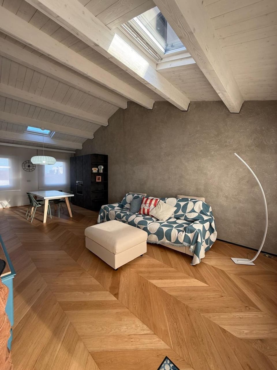 TV and multimedia, Living room, Seating area, air conditioner
