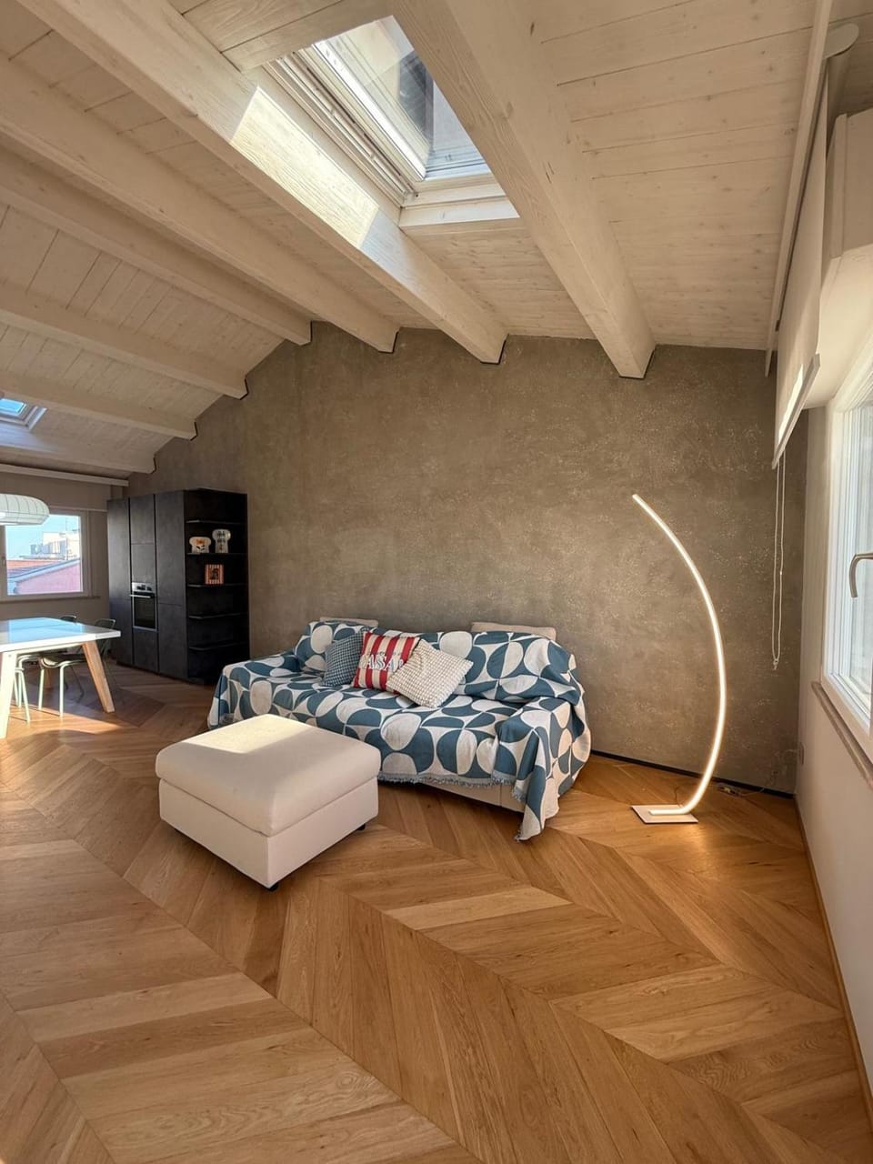 Bed, Living room, Photo of the whole room, Seating area, Bedroom