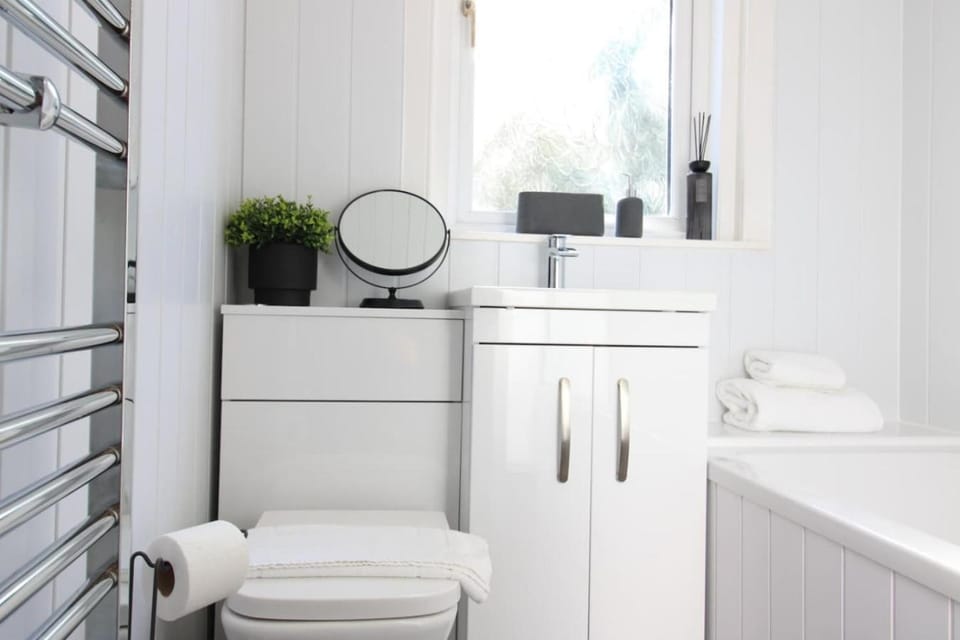 Deluxe 3 Bed, Sleeps 8, Free Parking, Edinurgh House in Edinburgh
