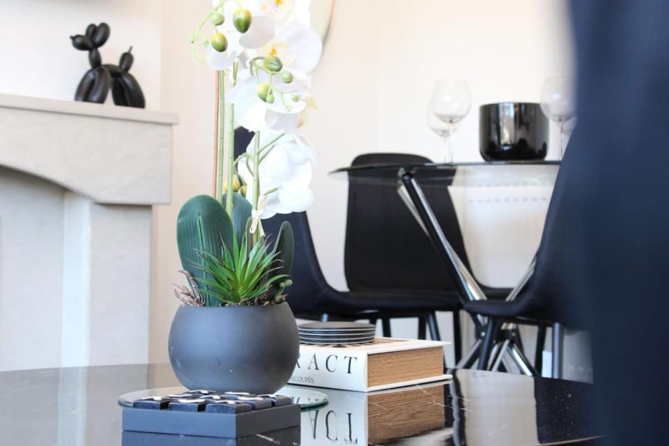 Deluxe 3 Bed, Sleeps 8, Free Parking, Edinurgh House in Edinburgh