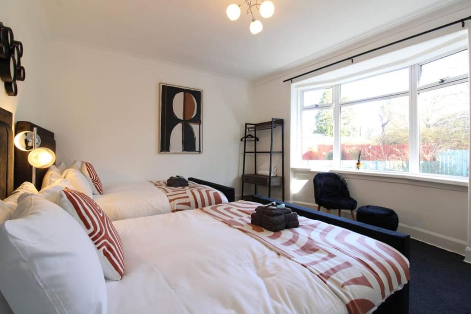 Deluxe 3 Bed, Sleeps 8, Free Parking, Edinurgh House in Edinburgh