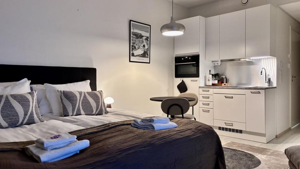 Bed, Kitchen or kitchenette, Photo of the whole room, Bedroom, oven, stove, towels