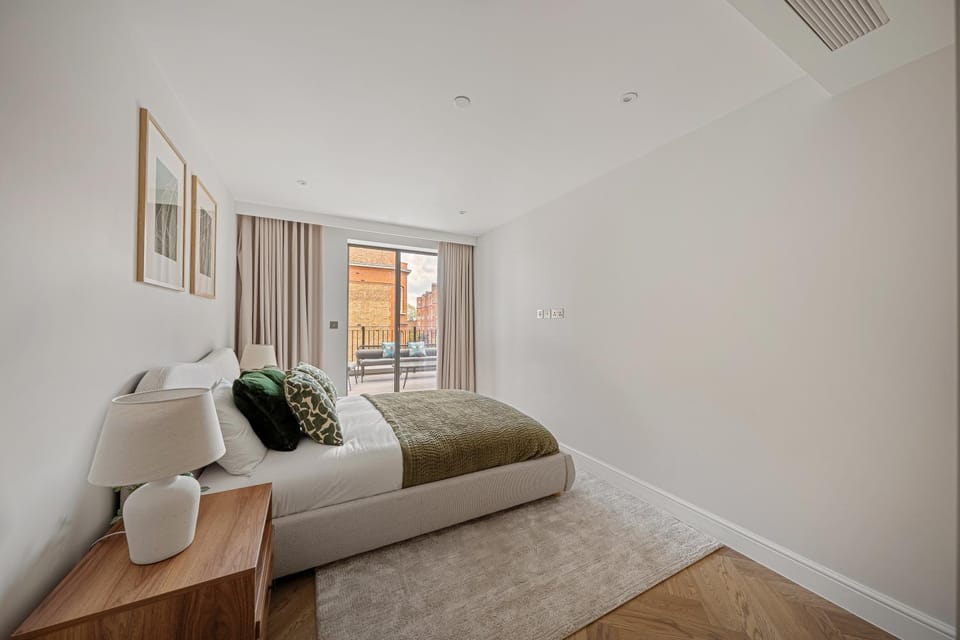 Bed, Photo of the whole room, Seating area, Bedroom