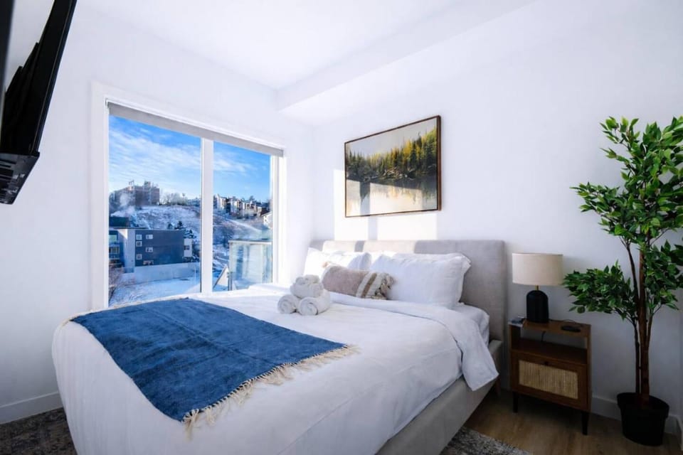 Executive Suite Downtown Skyline View UG Parking Apartment in Calgary
