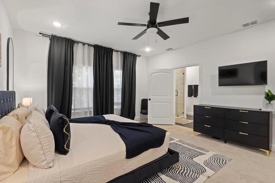 4 Bdr, 2.5Bth Dallas Getaway, New Build House in Dallas