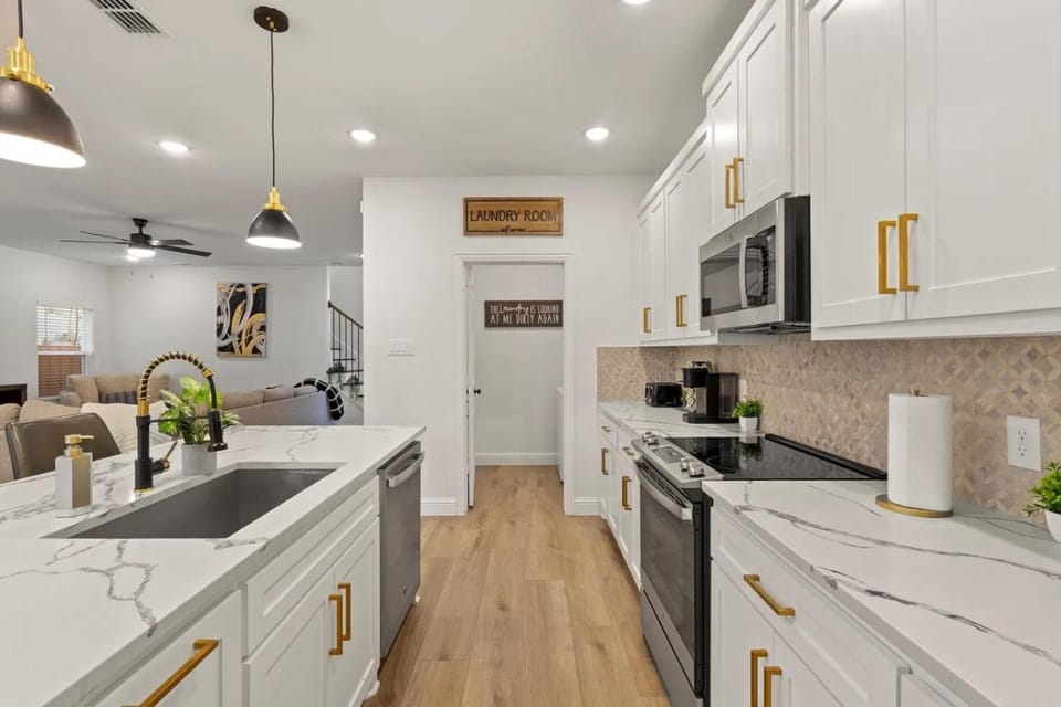 4 Bdr, 2.5Bth Dallas Getaway, New Build House in Dallas