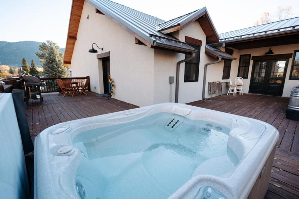 Hot tub, Deck and Views, Downtown Buena Vista House in Buena Vista
