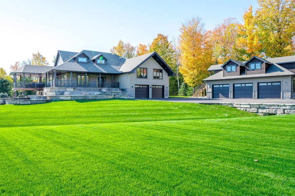 Devlok- Mystique Mansion 7 BR-sleep 16 Kawartha House in Kawartha Lakes