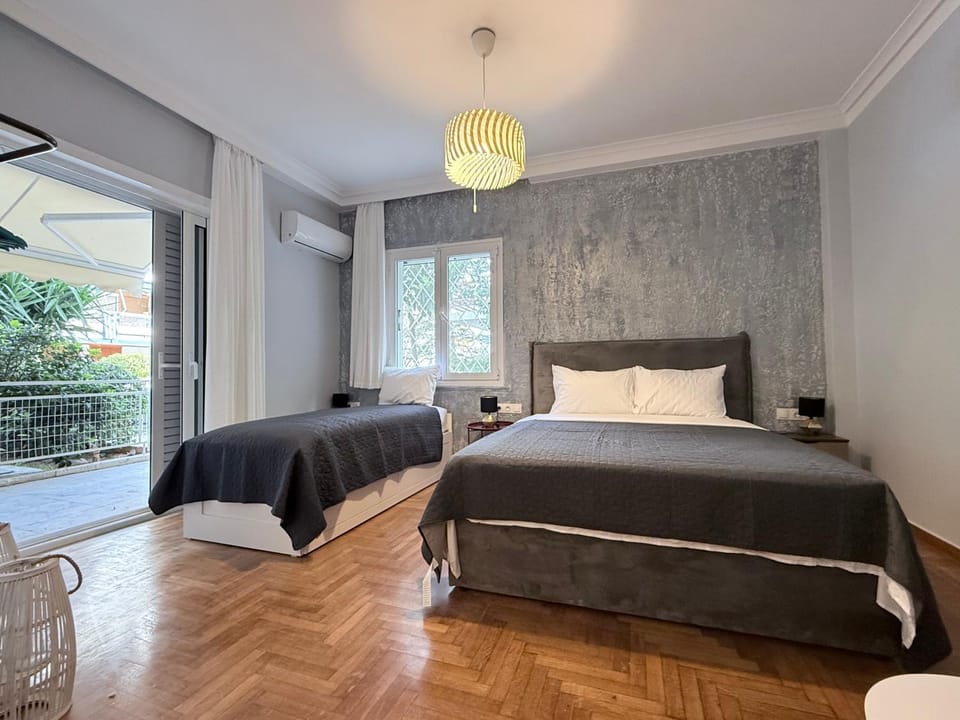 Solvy Areos Seaside Suite - Direct to Airport & City Center & Piraeus Port Apartment in South Athens