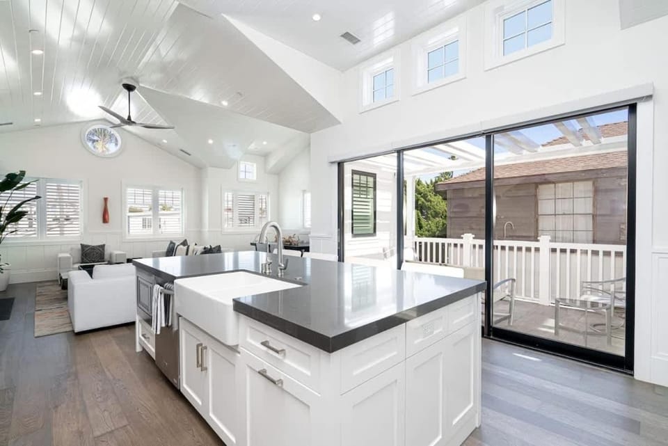 Coastal Luxury Retreat with Stunning Rooftop Deck townhouse House in Balboa Peninsula