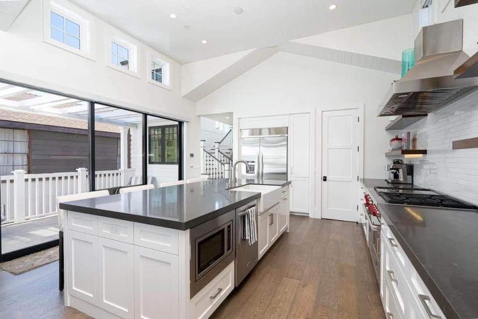Coastal Luxury Retreat with Stunning Rooftop Deck townhouse House in Balboa Peninsula