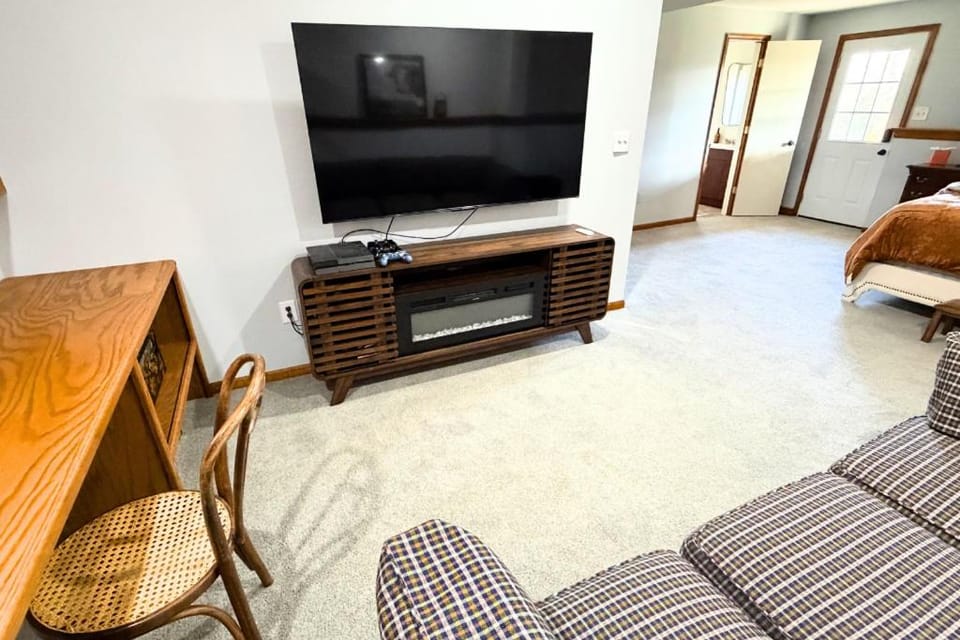 Communal lounge/ TV room, Bed, TV and multimedia, Photo of the whole room, Seating area, Evening entertainment, Bedroom