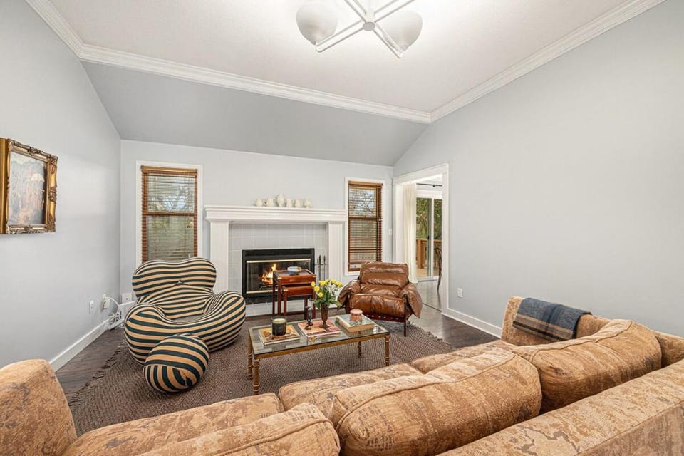 Living room, Seating area, Family