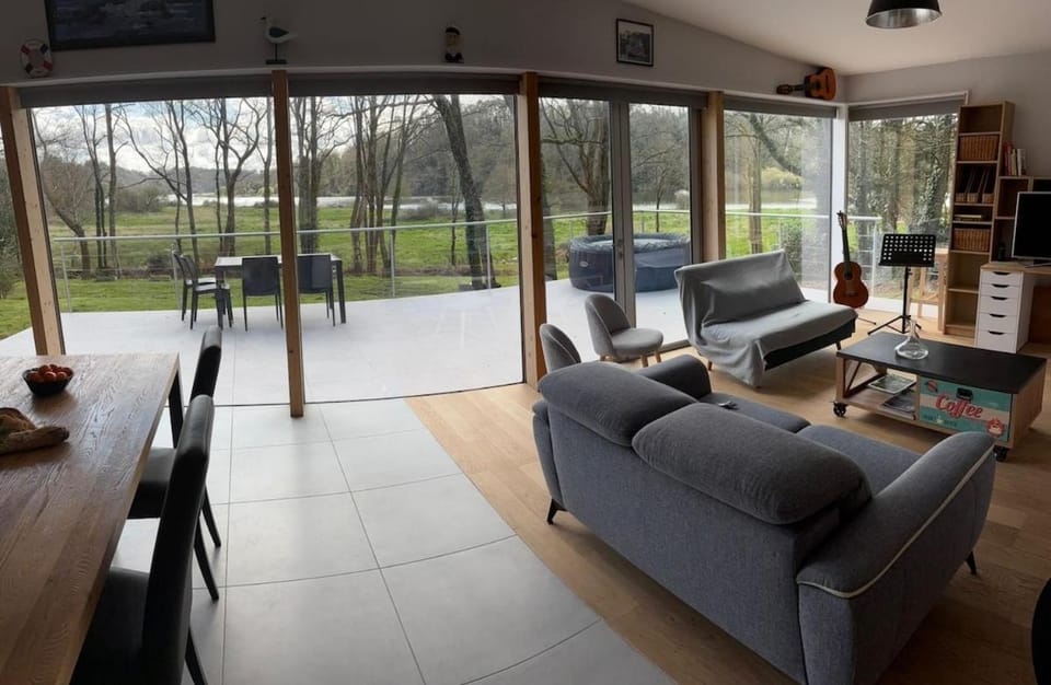 Villa d'architecte en bois avec vue superbe sur le fleuve la Vilaine Villa in Brittany