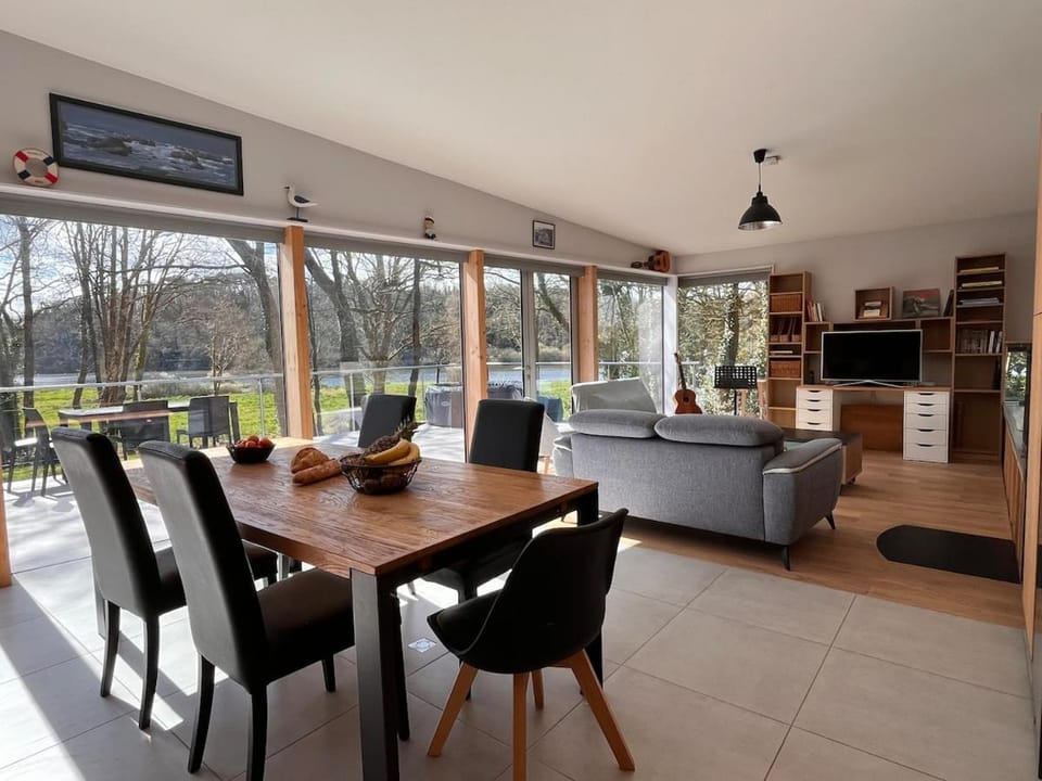 Communal lounge/ TV room, TV and multimedia, View (from property/room), Balcony/Terrace, Living room, Dining area