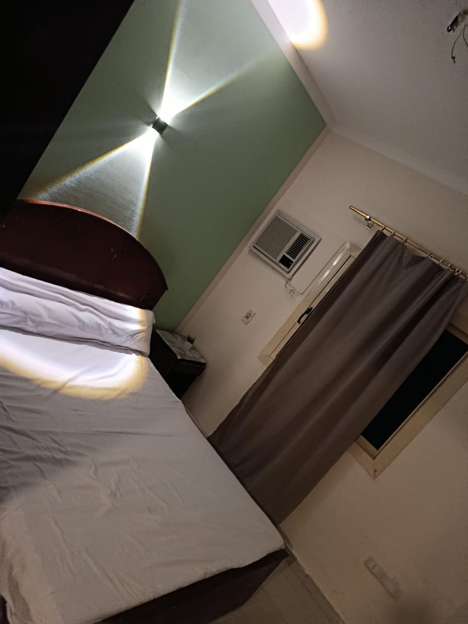 Bedroom, Text overlay