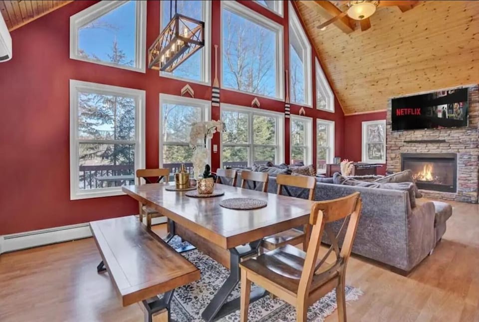 Arrowhead Lakefront Chalet Private Lake Access House in Coolbaugh Township