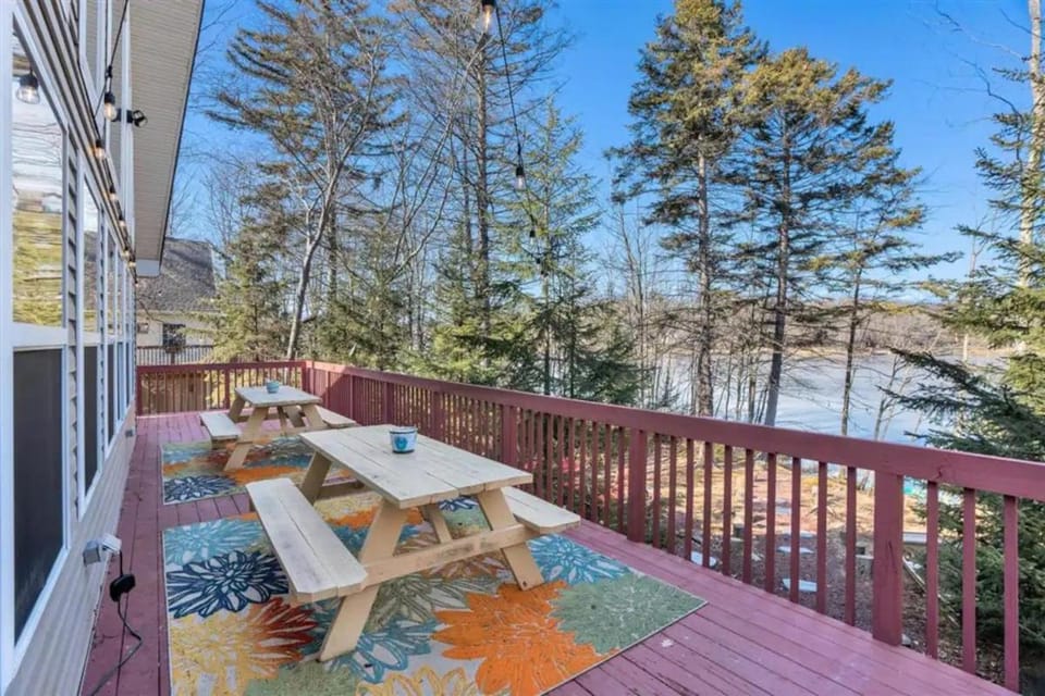 Arrowhead Lakefront Chalet Private Lake Access House in Coolbaugh Township