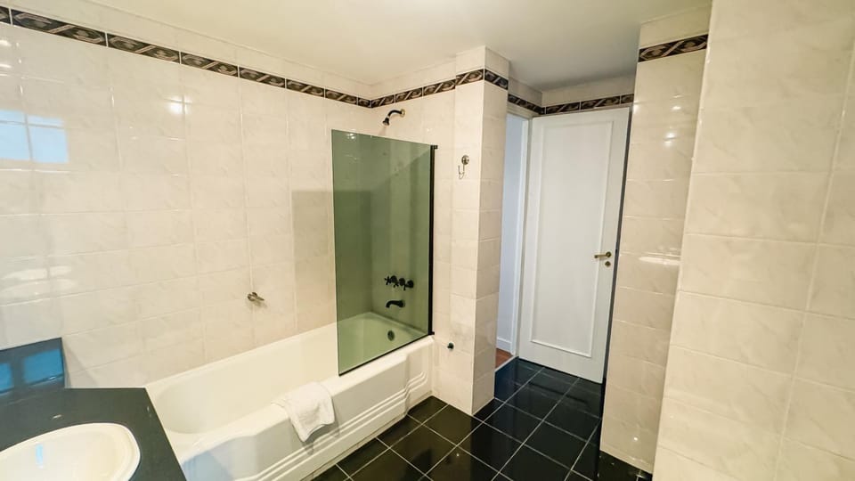 Shower, Toilet, Bathroom, Bath, towels
