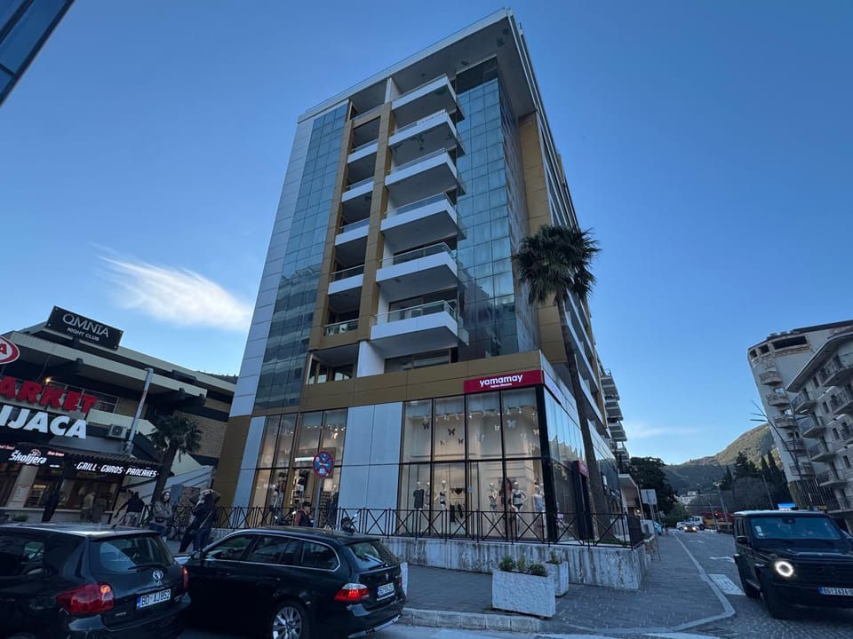 Property building, Day, Neighbourhood, City view, Street view, Location, Parking