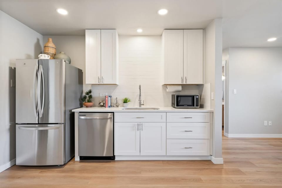 Kitchen or kitchenette, microwave, kitchen