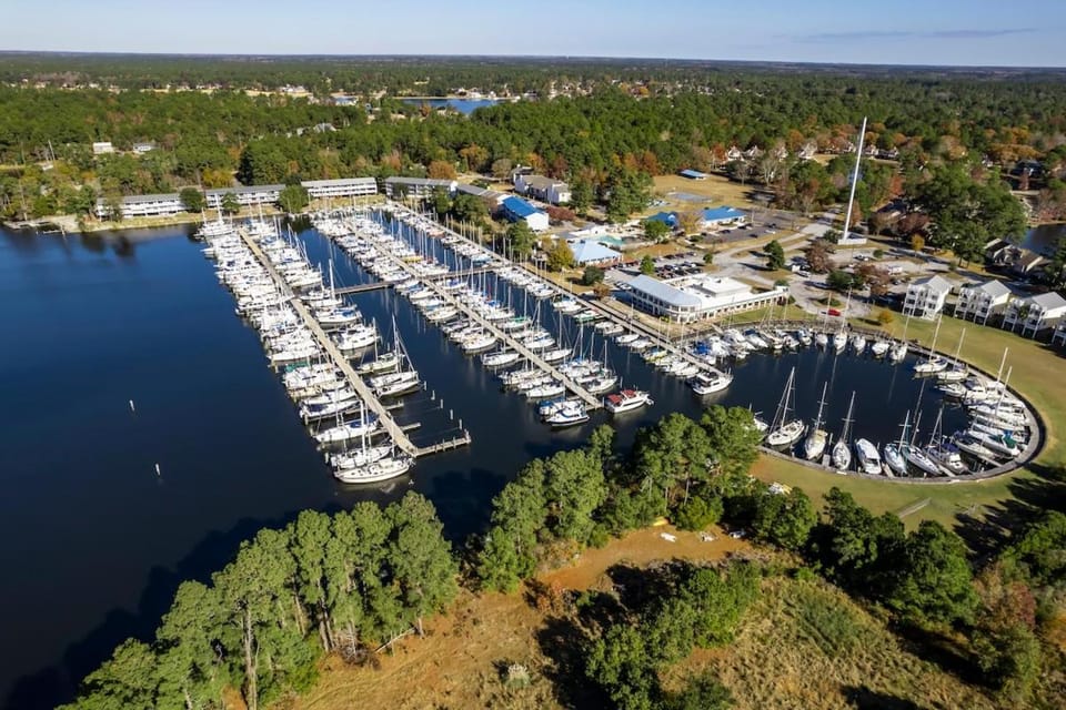 Marina Vista 1 Bedroom Condo Apartment in Fairfield Harbour
