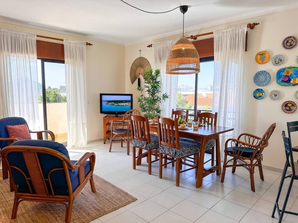 Communal lounge/ TV room, TV and multimedia, Living room, Dining area