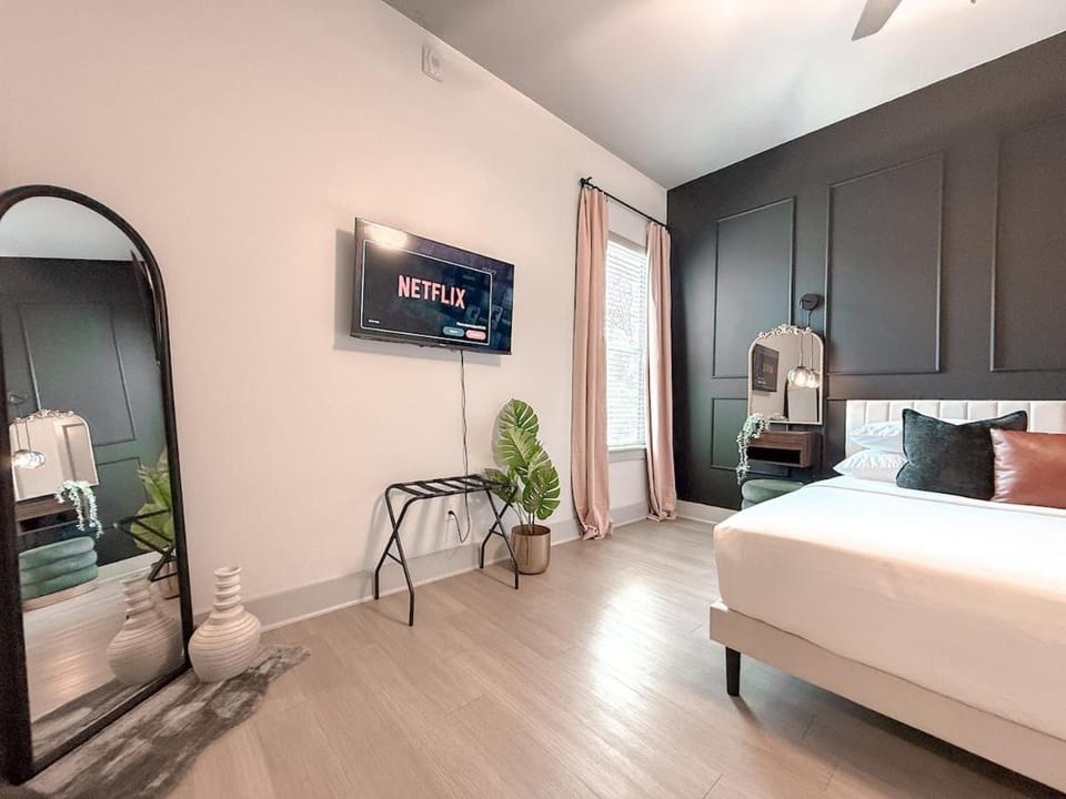 Spacious King 1 BDRM Central Magnolia Hospital District Apartment in Fort Worth