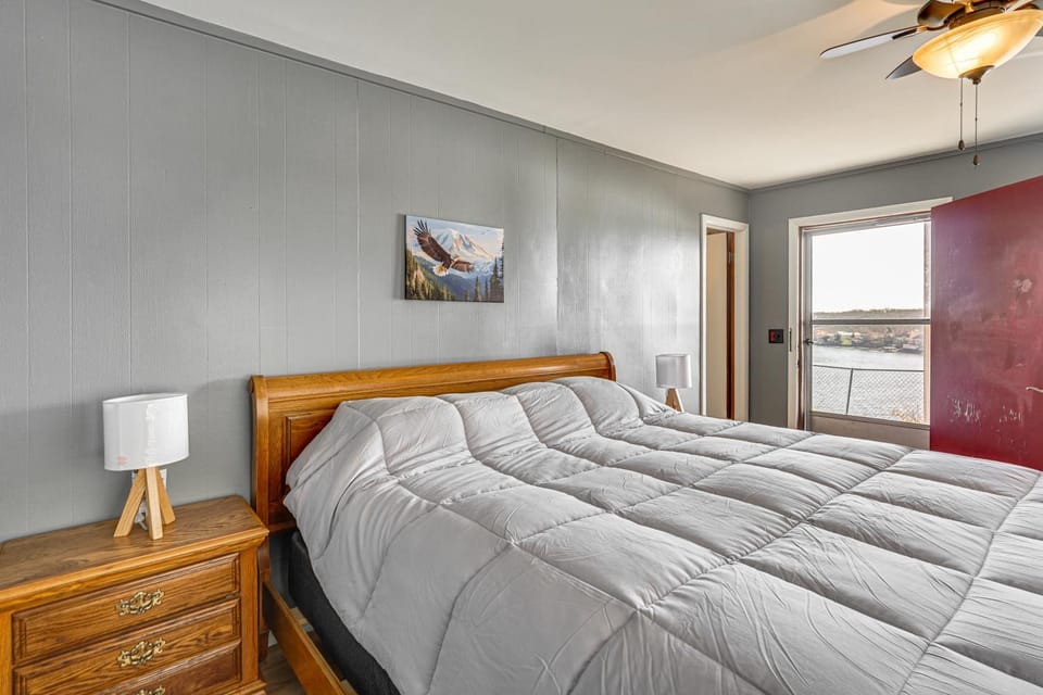 Unit 8: Explore the Strip! Studio w/ Pool Access Apartment in Lake of the Ozarks