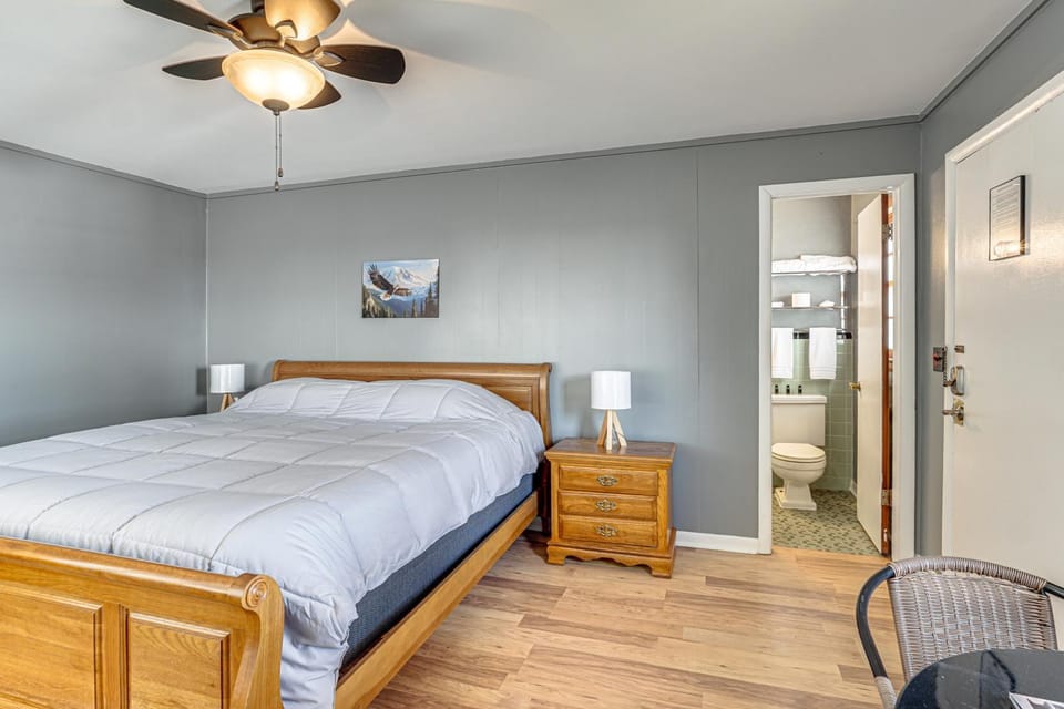 Unit 8: Explore the Strip! Studio w/ Pool Access Apartment in Lake of the Ozarks