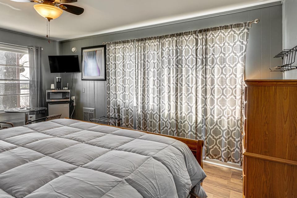 Unit 8: Explore the Strip! Studio w/ Pool Access Apartment in Lake of the Ozarks