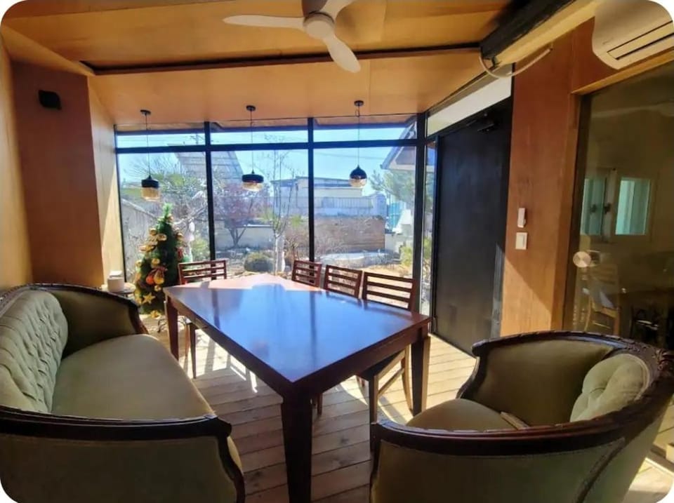 Seating area, Dining area